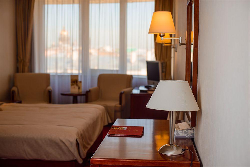 Ambassador Hotel San Pietroburgo Esterno foto